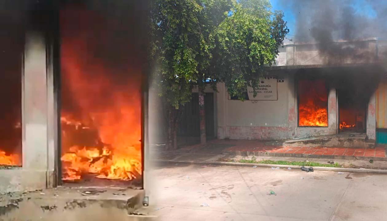 Momentos del incendio en la sede de la registraduría en Gamarra, Cesar.