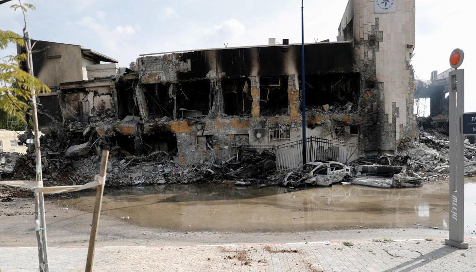 Foto de la destruida comisaría de policía en la ciudad sureña de Sderot cerca de la frontera con Gaza
