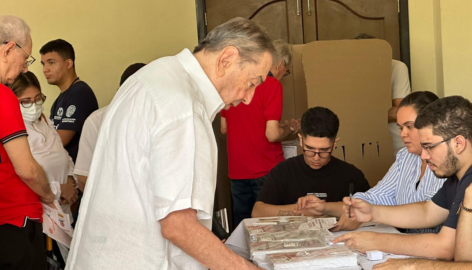 Fuad Char ejerciendo su derecho al voto.