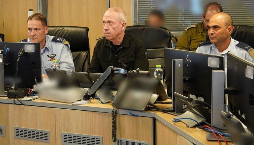 El ministro de Defensa israelí, Yoav Gallant (centro).