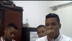 Tres de los guardias capturados.