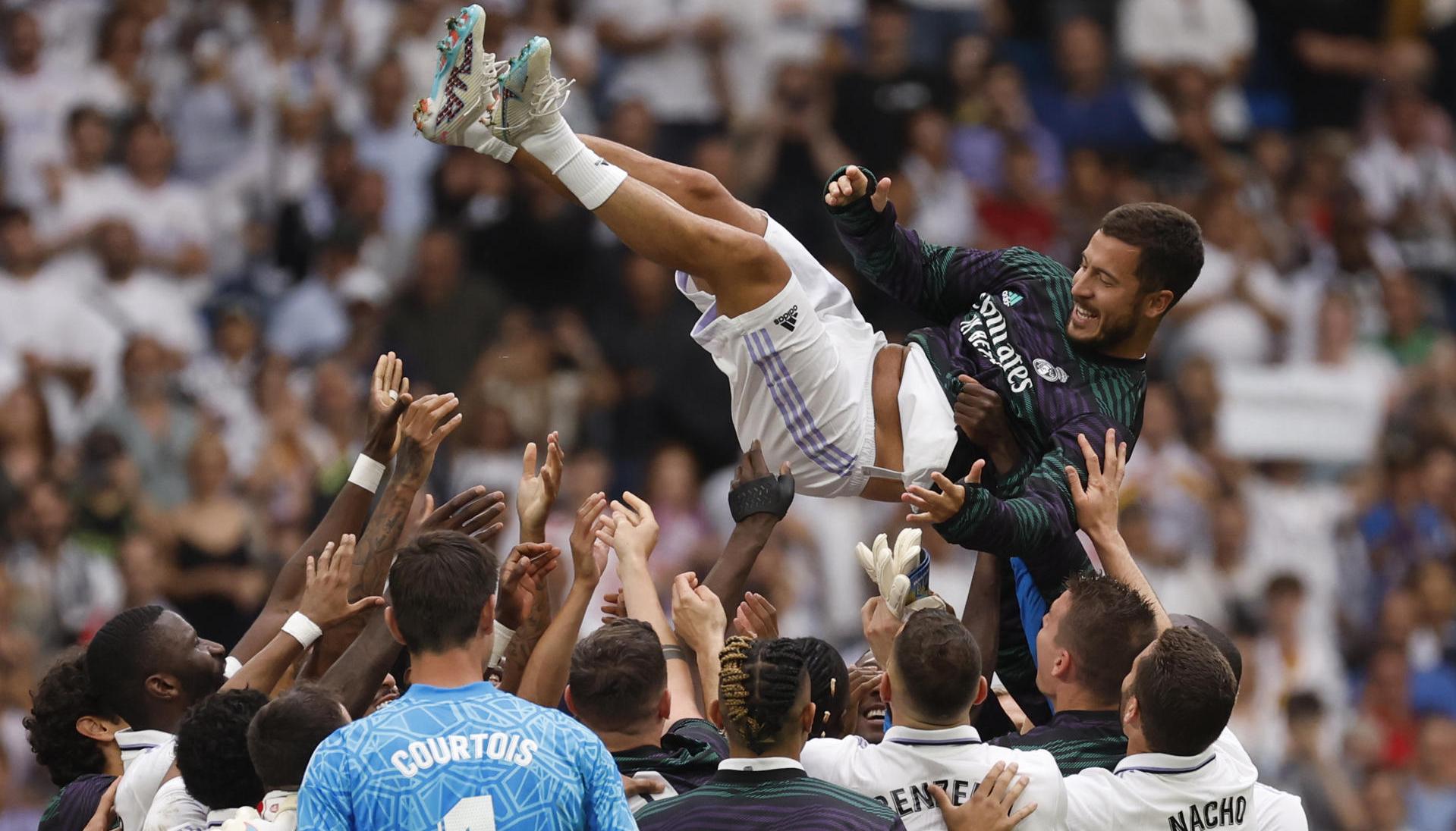 El delantero belga, Eden Hazard, siendo levantado por sus compañeros.