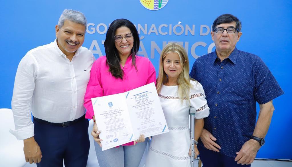 La Gobernadora recibió la certificación.