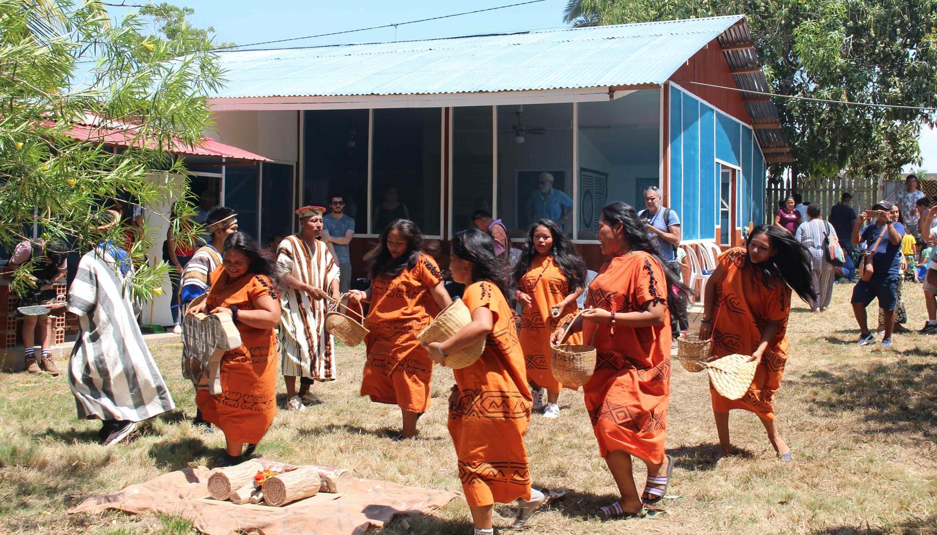 Indígenas participan en una actividad en la estación científica Chana