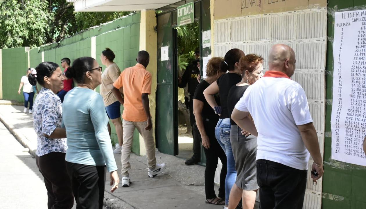 Personas ingresando al colegio Inem para votar.