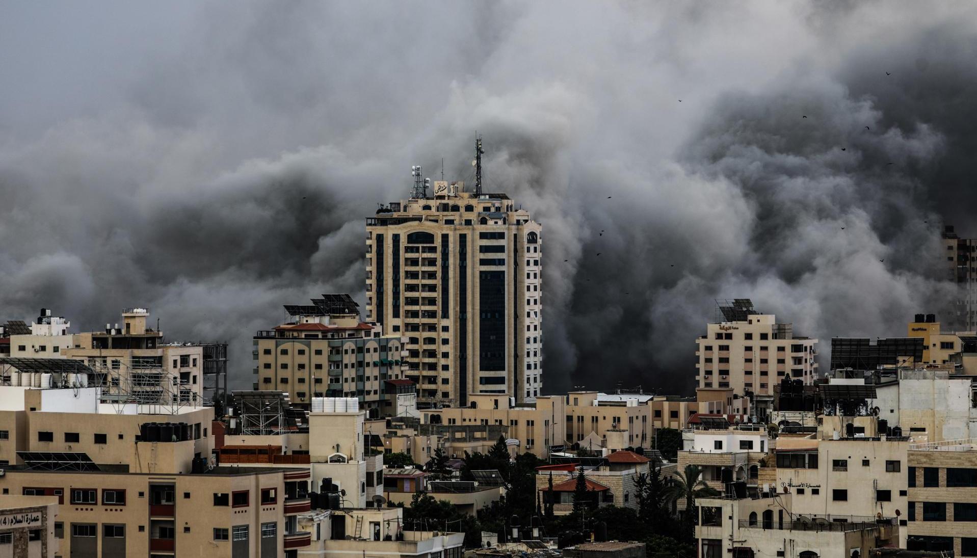 Nubes de humo tras un ataque aéreo israelí en la ciudad de Gaza.