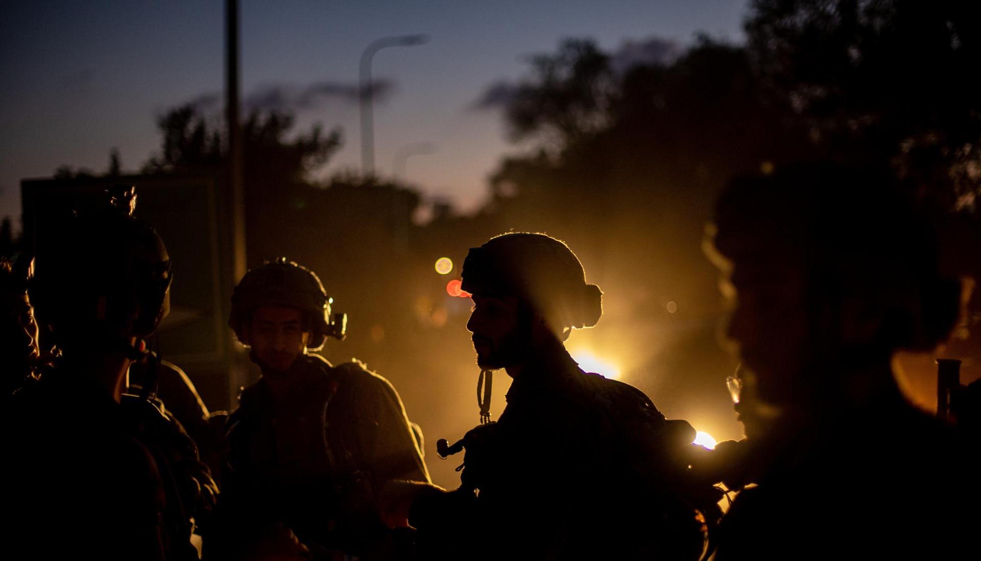 Soldados israelíes se reúnen cerca de Be'eri, Israel.