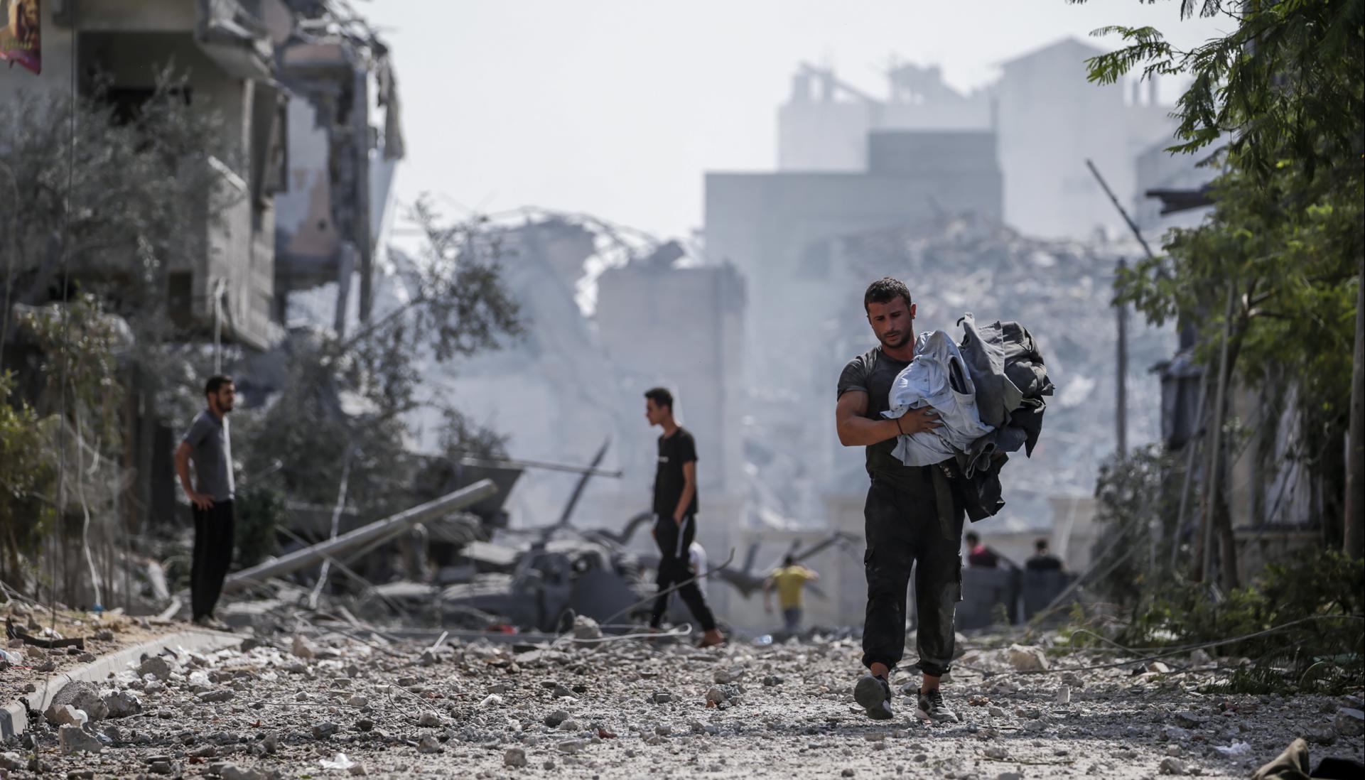 Un palestino caminando entre las ruinas en Gaza.