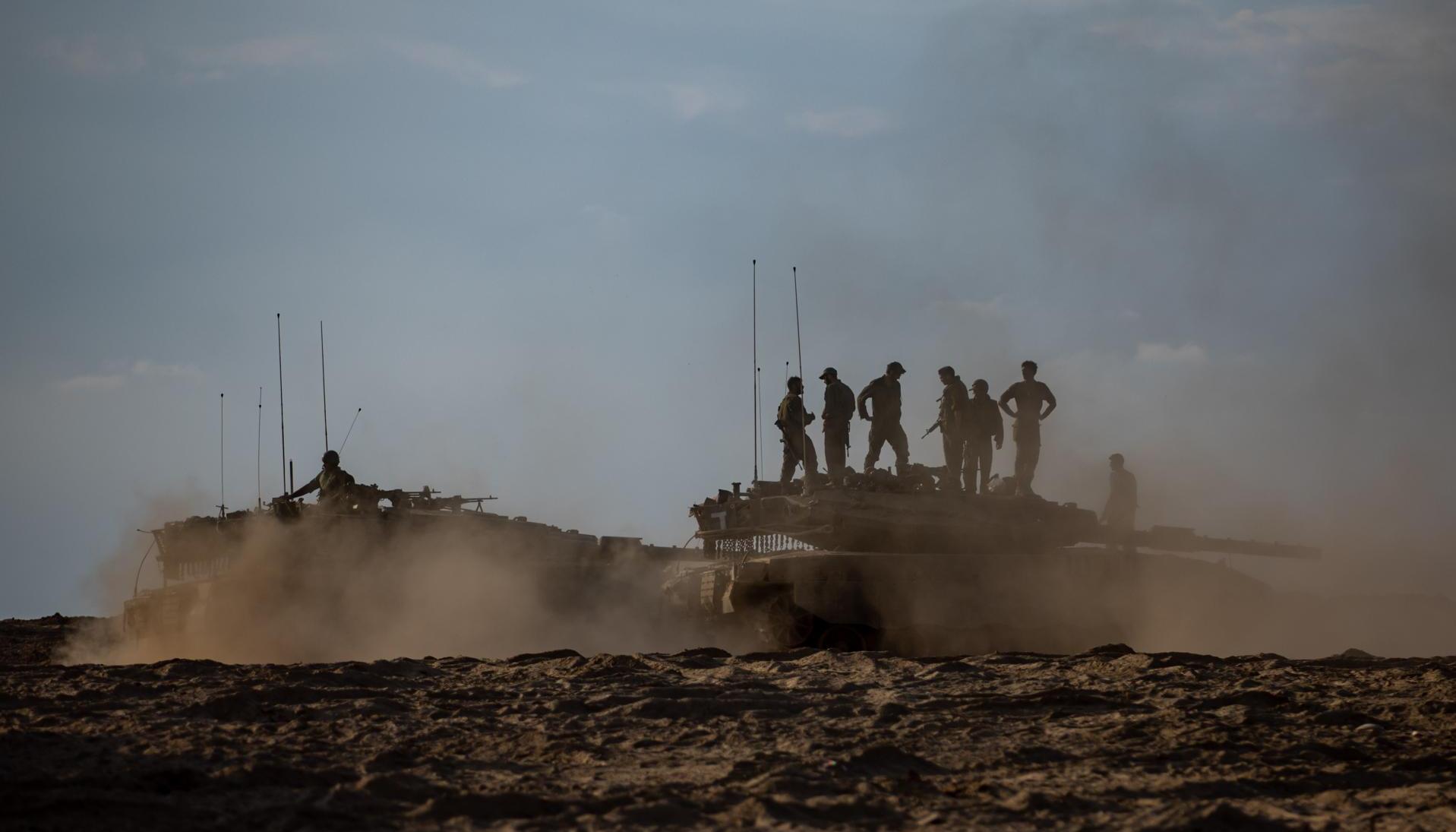 Militares de Israel, junto a equipos de artillería.