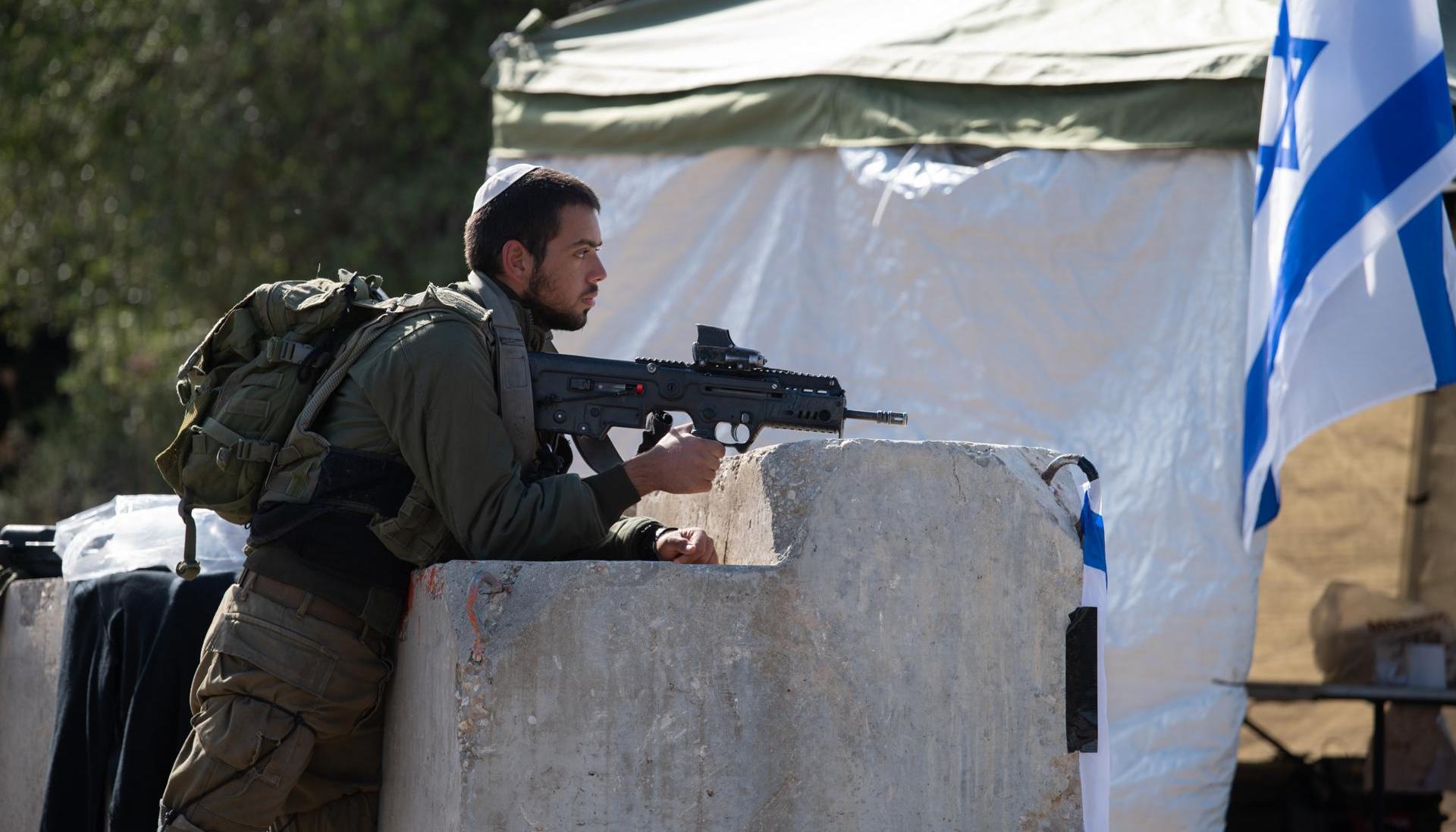 Soldados israelíes bloqueando la carretera que conduce a la frontera entre Israel y el Líbano.