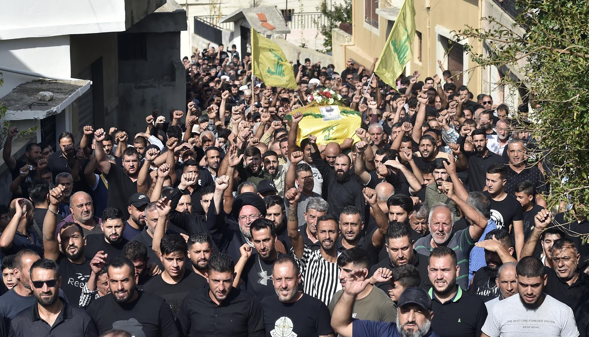 Los partidarios del grupo militante libanés Hezbollah y sus familiares llevan el ataúd del combatiente de Hezbollah Bilal Rmeity. 