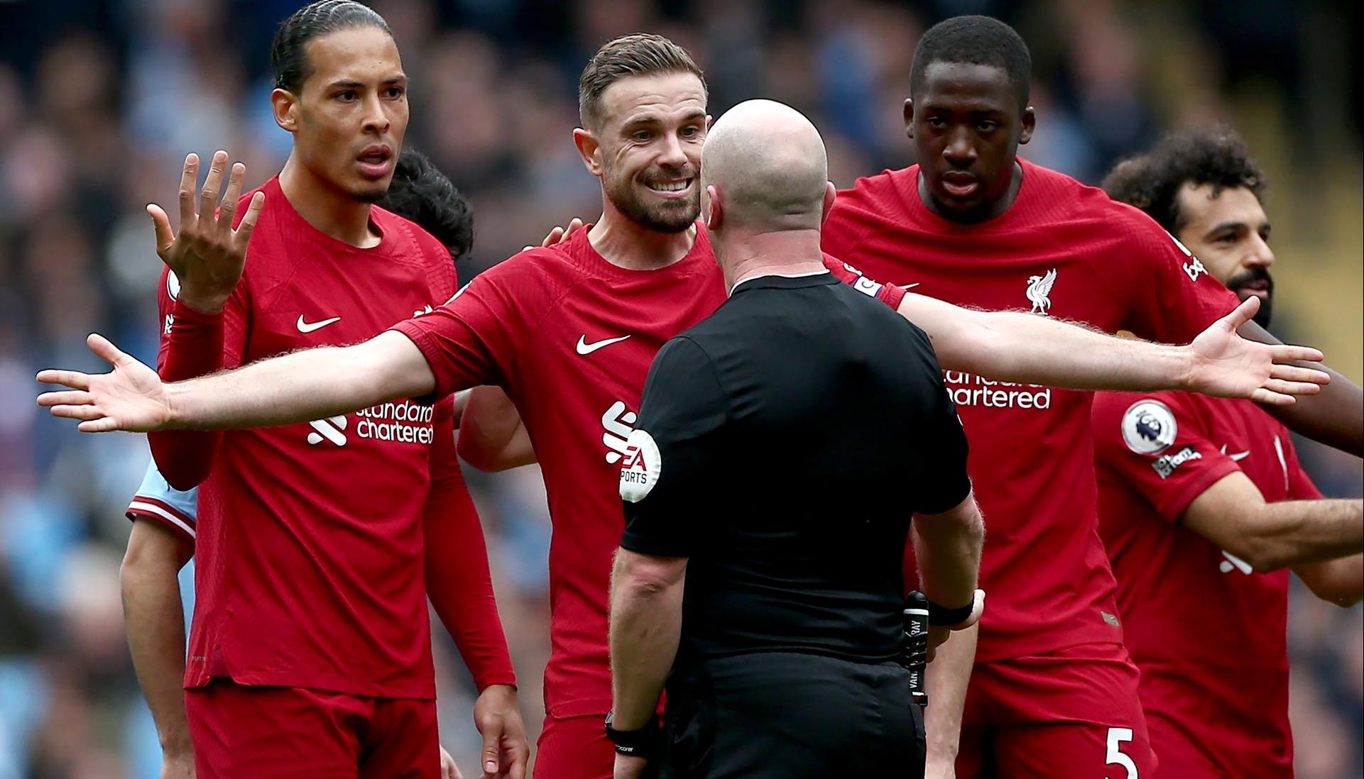 Jugadores del Liverpool reclamando una decisión arbitral.