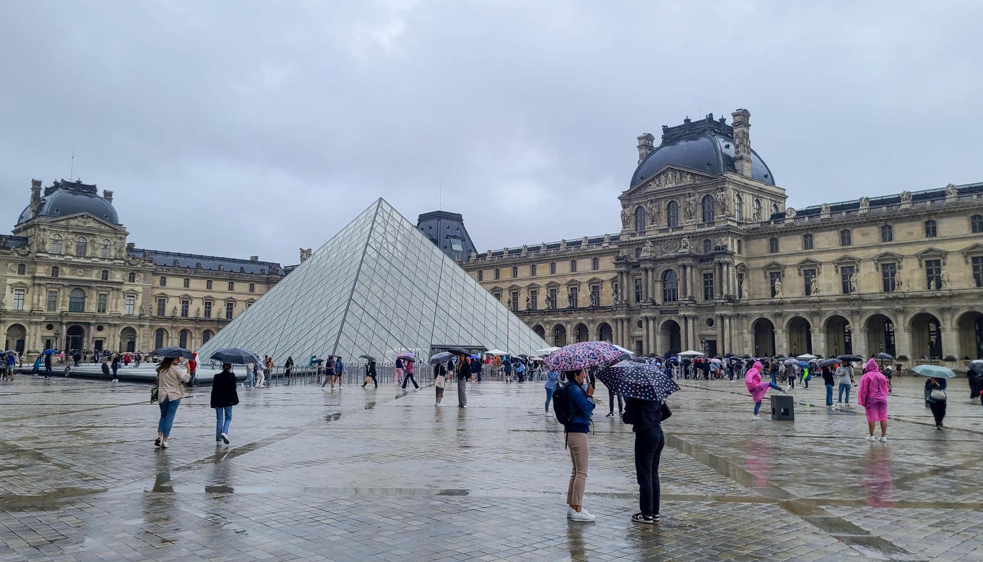 El Museo del Louvre que está ubicado en París, Francia.
