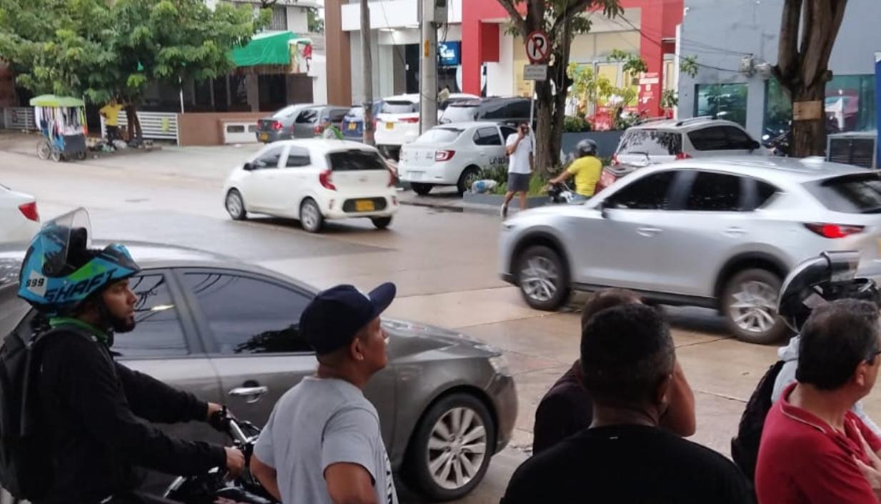 Curiosos en el lugar donde se registró el hecho delictivo. 