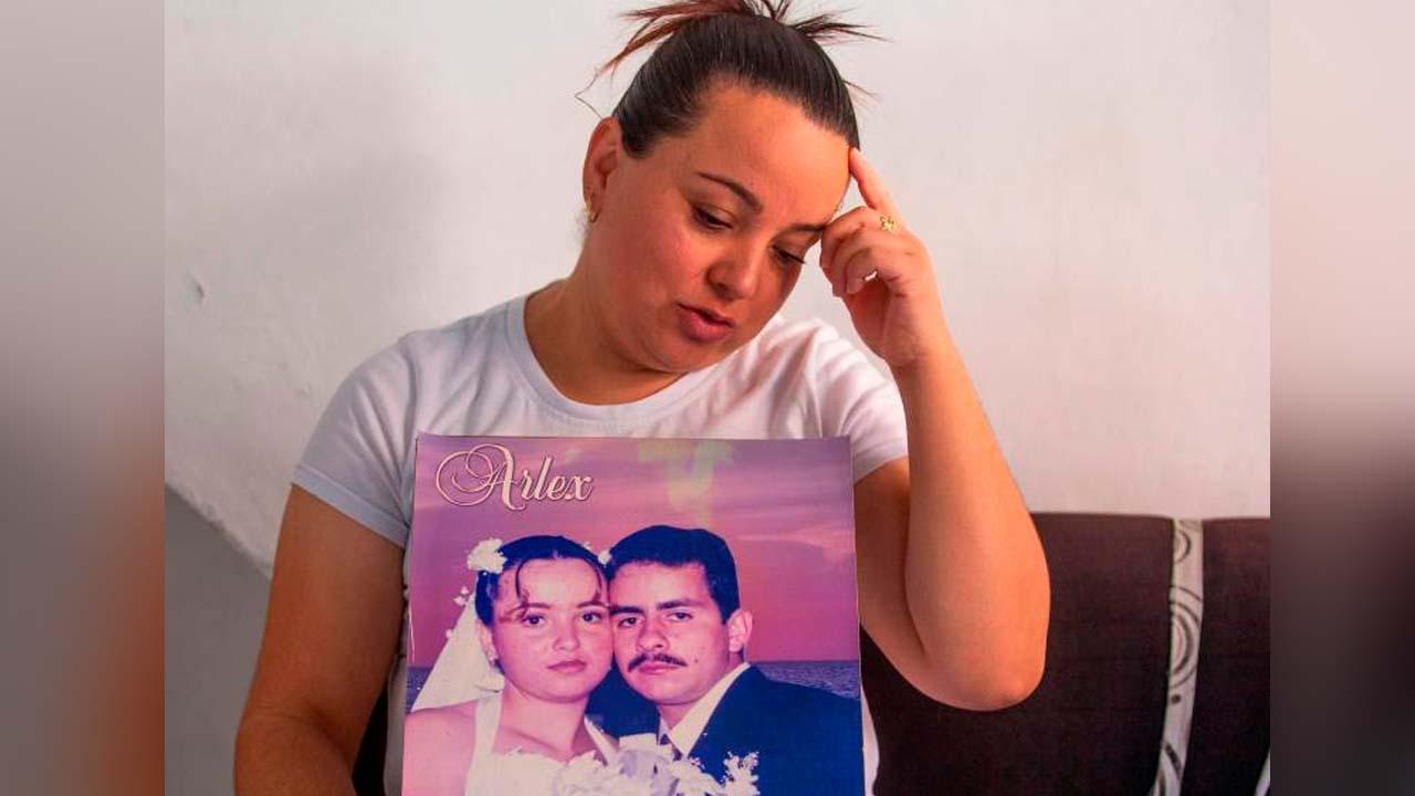 Luz Enith Franco, esposa de Arles Edisson Guzmán Medina, con una foto del día de su matrimonio