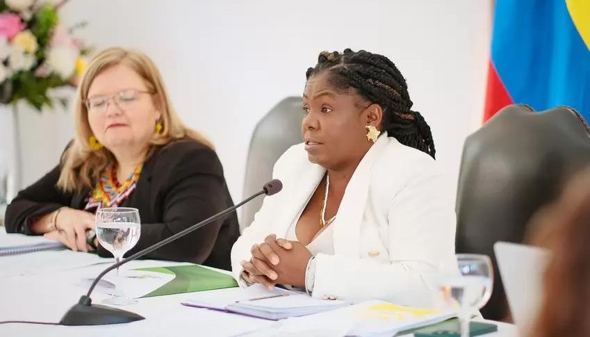 Francia Márquez y la directora del ICBF, Astrid Cáceres Cárdenas, en el primer consejo directivo del organismo.
