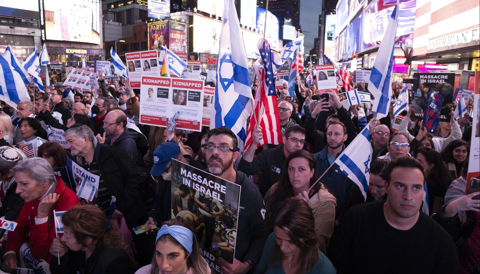 Manifestantes apoyando a Israel. 