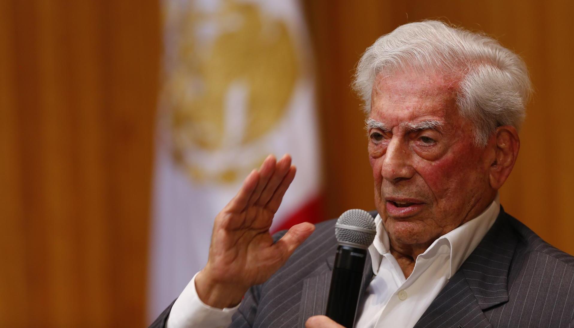 Mario Vargas Llosa en una conferencia de prensa en México.