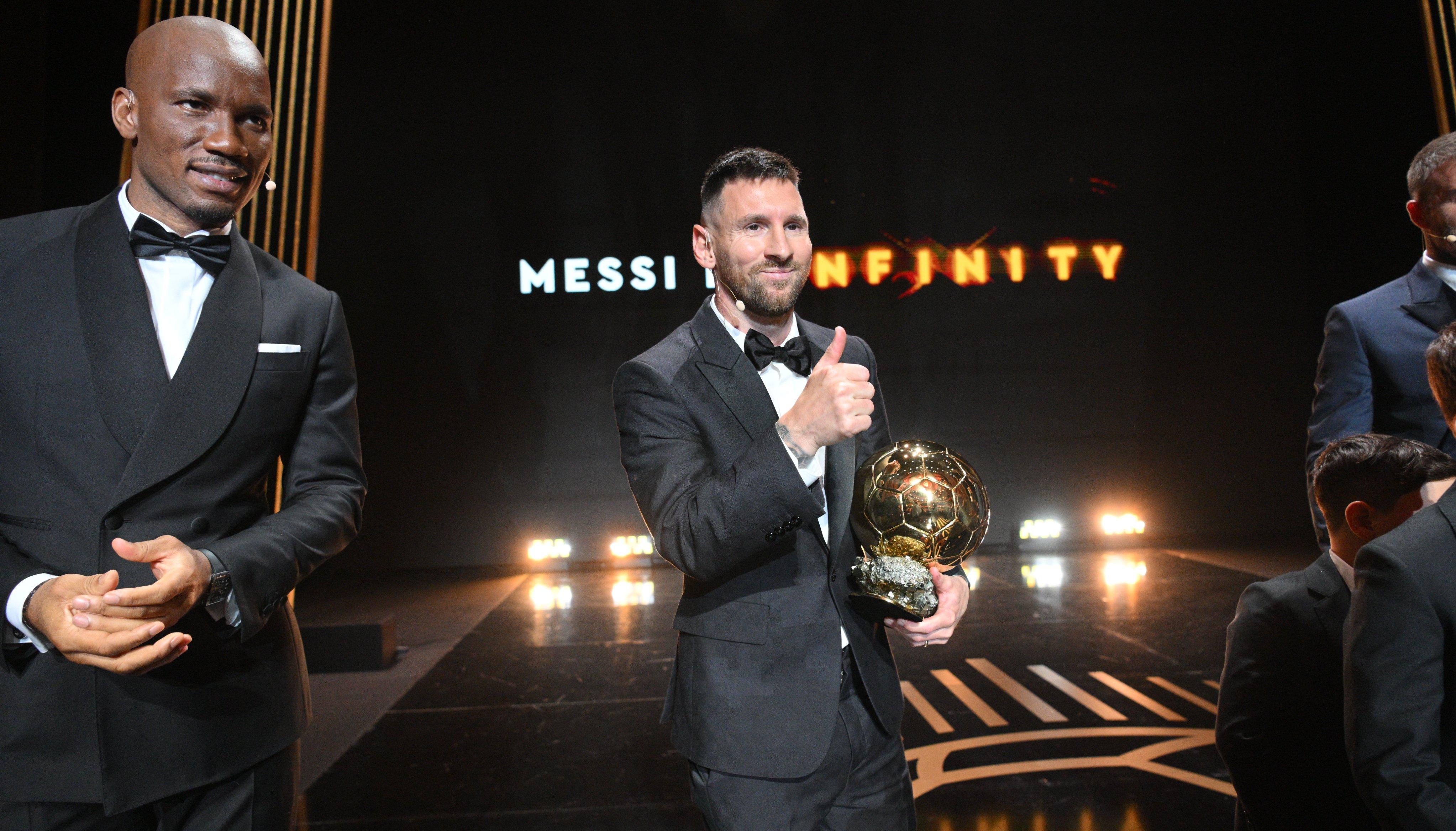 Lionel Messi recibiendo su octavo Balón de Oro.
