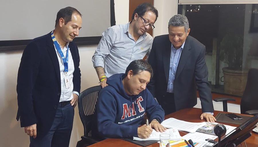 El ministro de las TIC, Mauricio Lizcano, firma la resolución que inicia la entrada al país de la tecnología 5G.