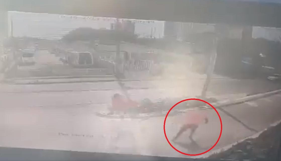 Momento en que se presentó el atraco al turista estadounidense. 