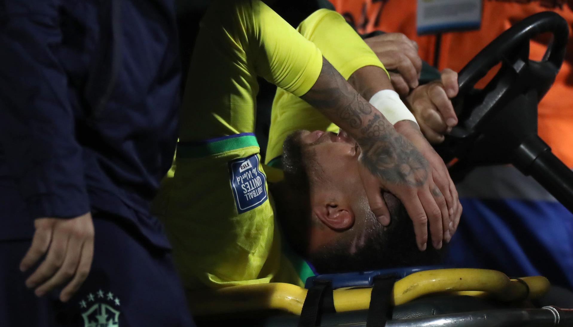  Neymar llora tras salir lesionado de su último juego con la selección de Brasil.