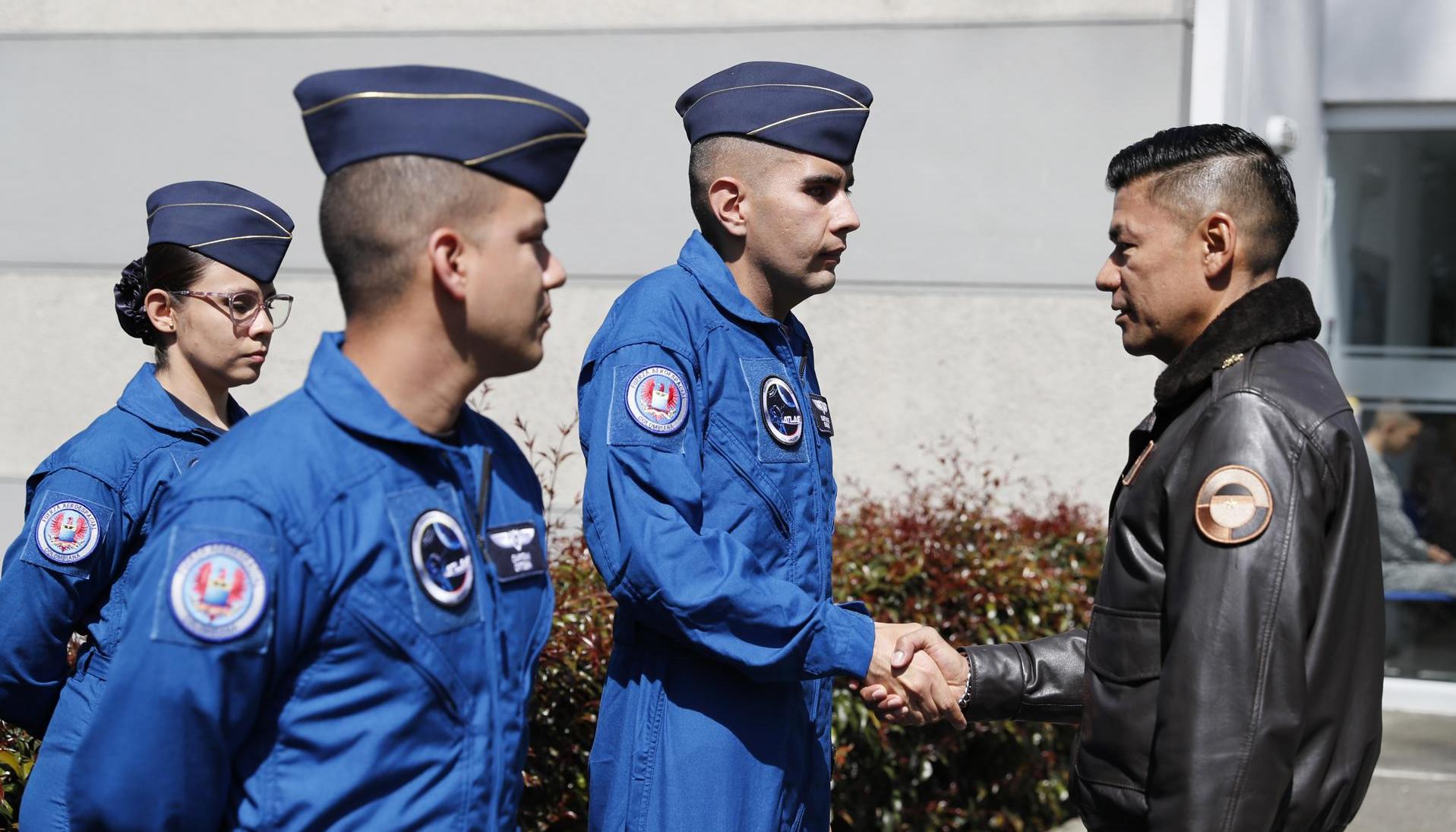 Oficiales durante la ceremonia en la sede del Comando Aéreo de Transporte Militar.