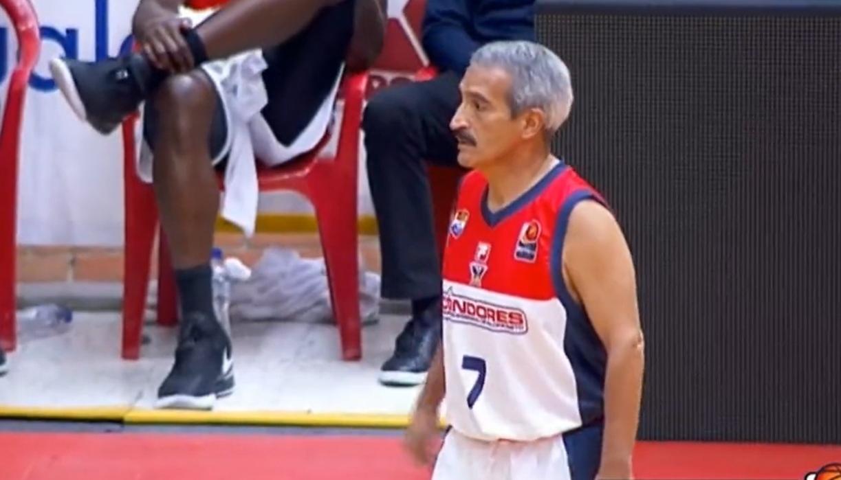Octavio Carrillo debutando como profesional a sus 63 años.