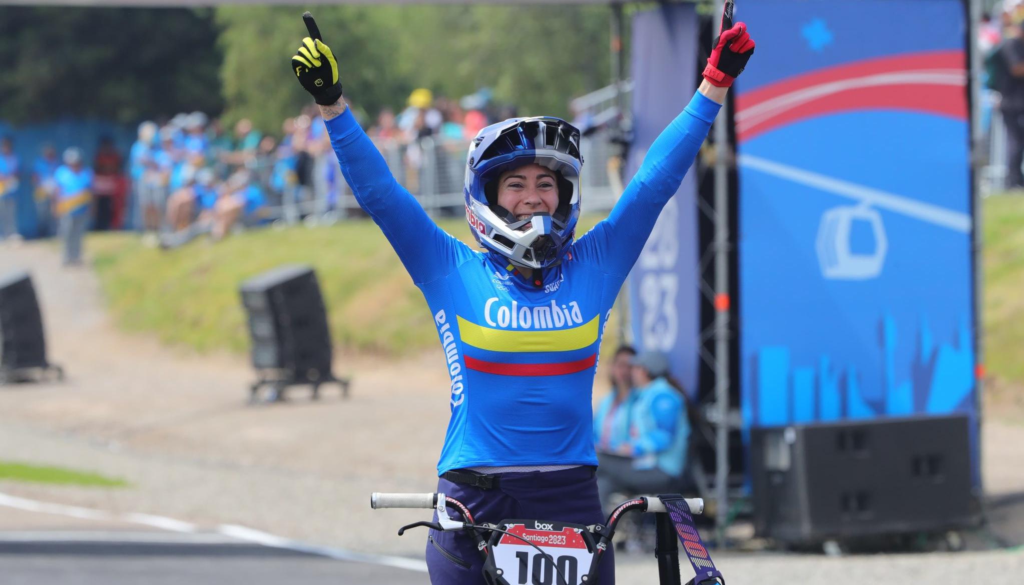 Mariana Pajón celebrando su primer lugar en los Juegos Panamericanos.