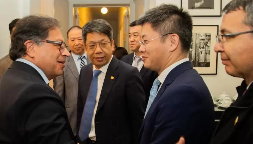El Presidente Gustavo Petro, reunido con miembros del consorcio chino que participará en la construcción del Metro de Bogotá.