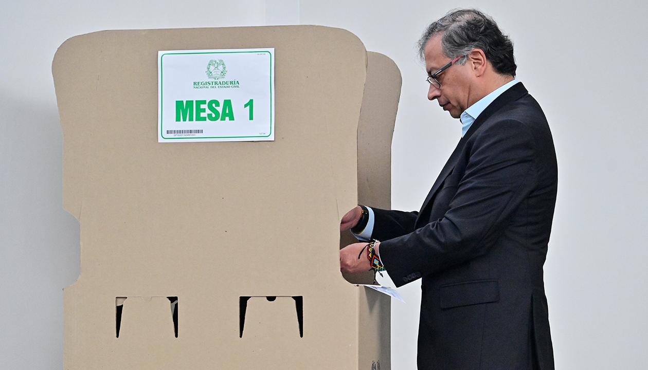 El Presidente Gustavo Petro votando en Bogotá.