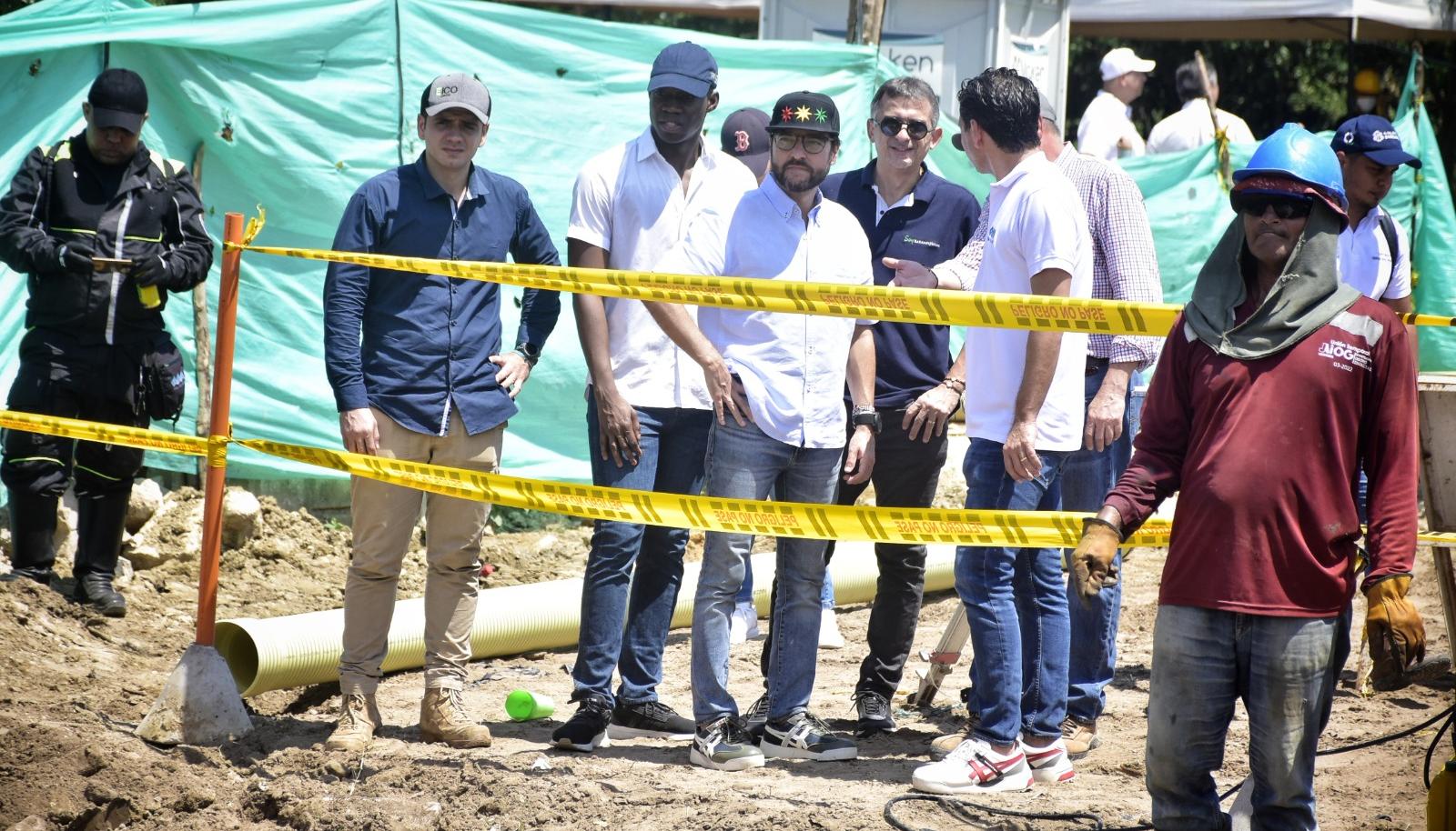 El Alcalde Jaime Pumarejo inspeccionando las obras que se realizan en la zona de ‘La Cangrejera’.