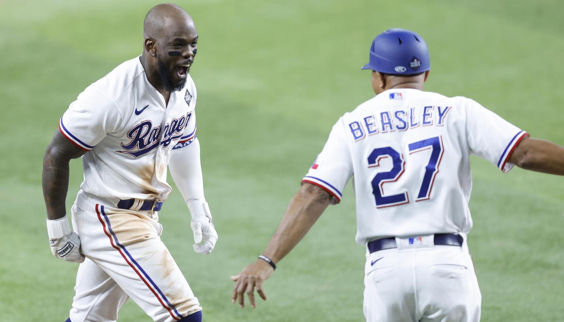 Adolis García celebrando con su compañero Tony Beasley.