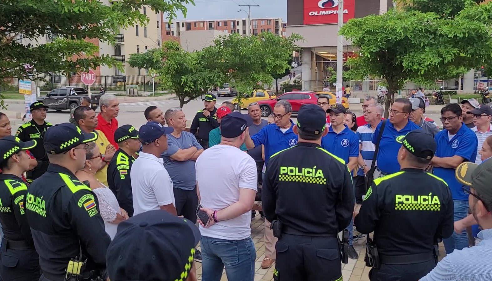 Reunión de las autoridades con la comunidad de Alameda del Río. 