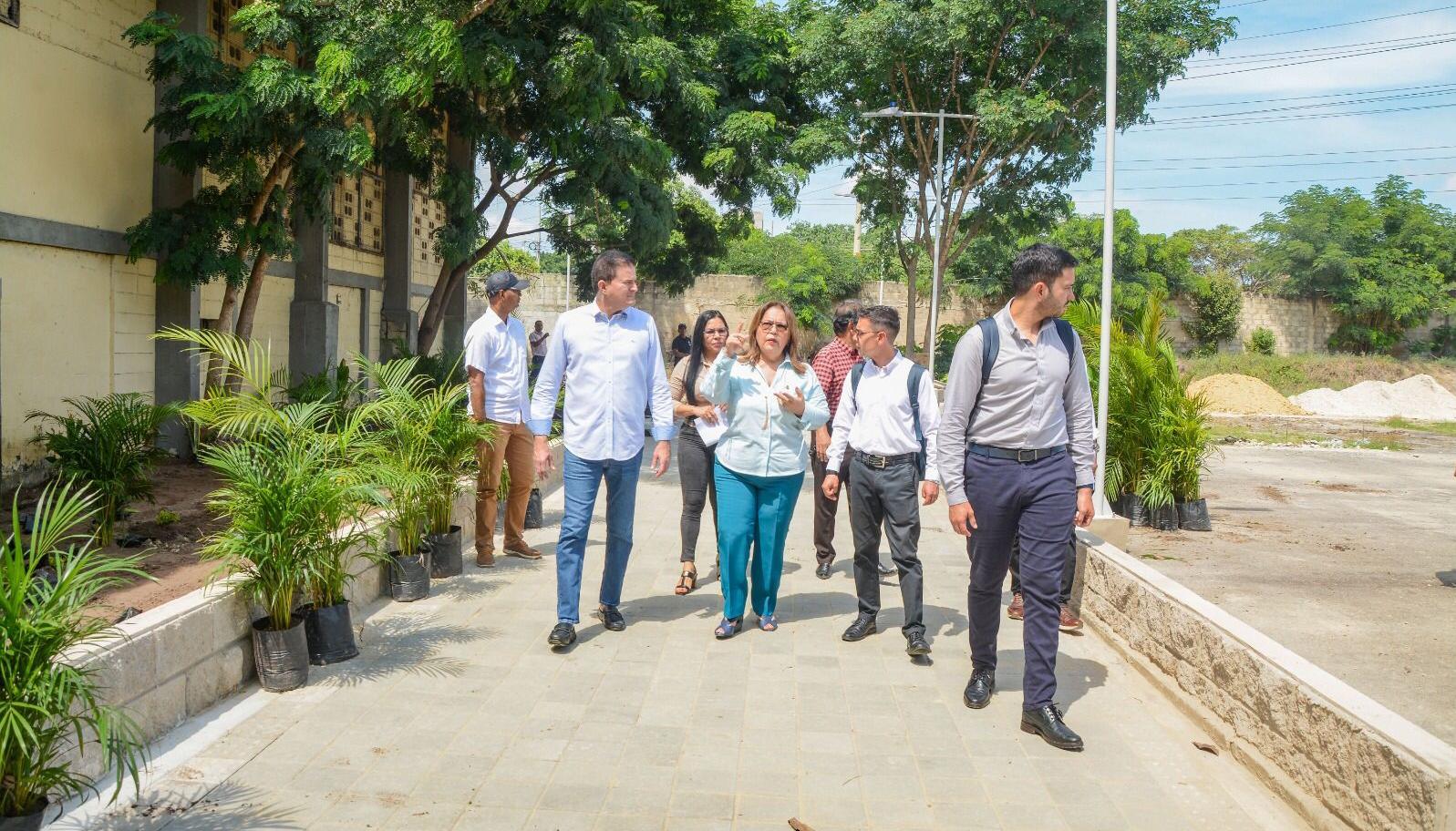 El alcalde Rodolfo Ucrós con los funcionarios del Ministerio de Educación. 