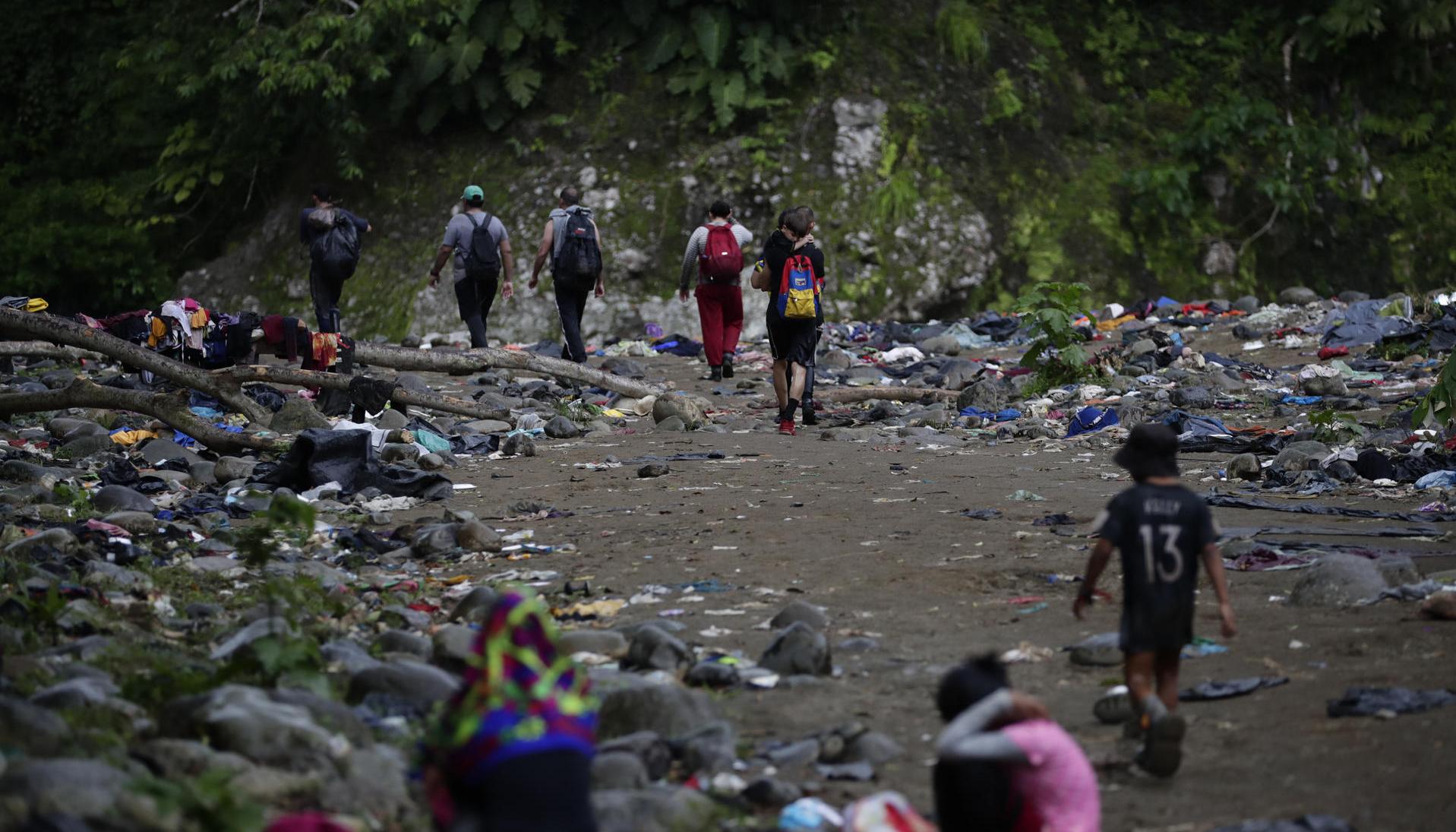 Migrantes cruzando la selva del Darién. 