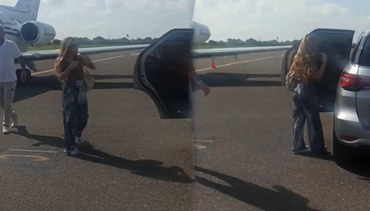 Shakira llegando sorpresivamente a Barranquilla.