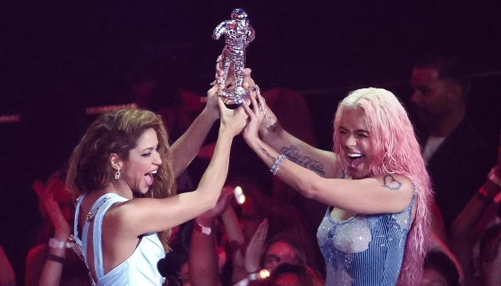 Shakira y Karol G.