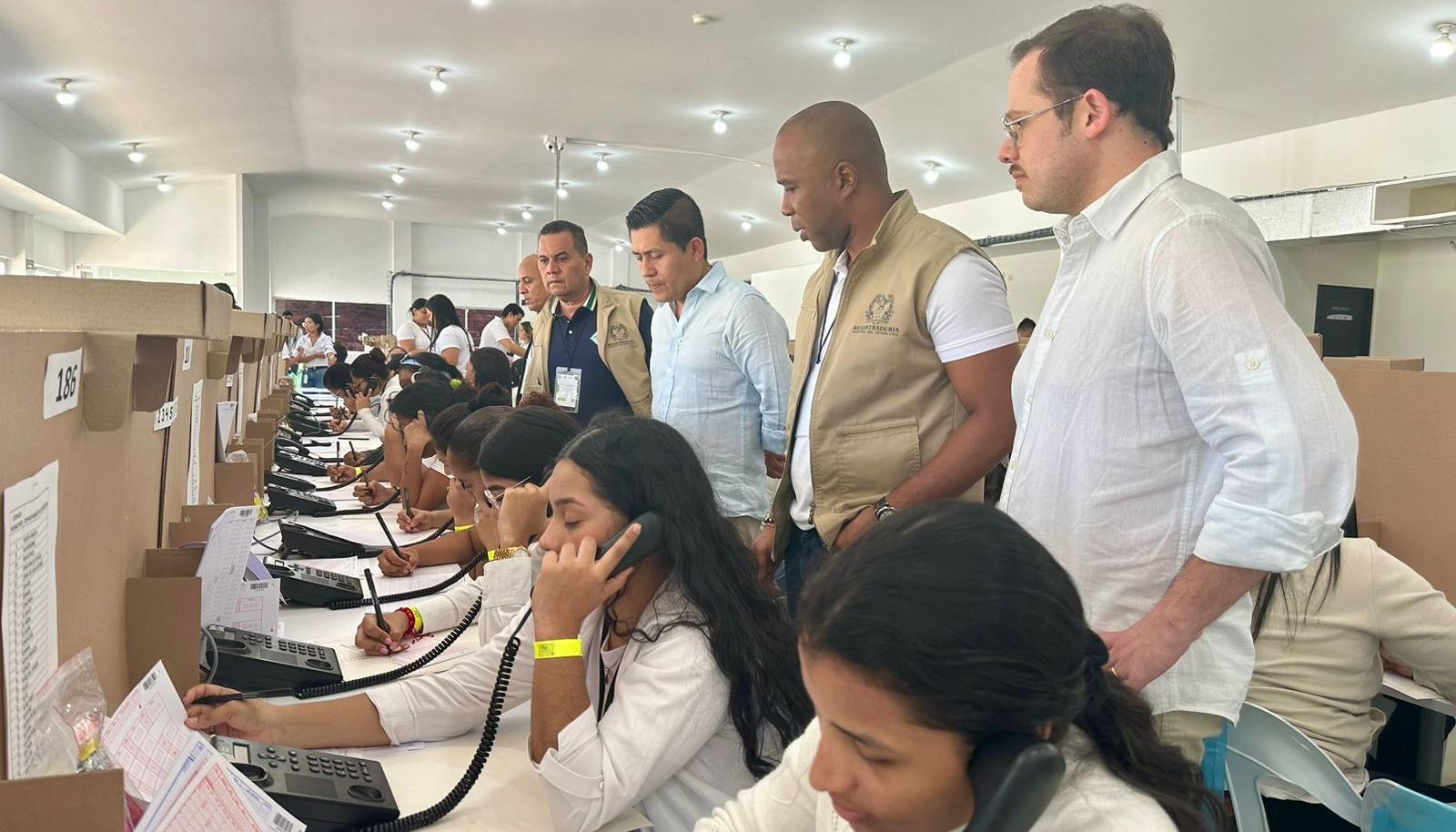 Representantes de Registraduría vigilando el Segundo simulacro de procesamiento de datos electorales.