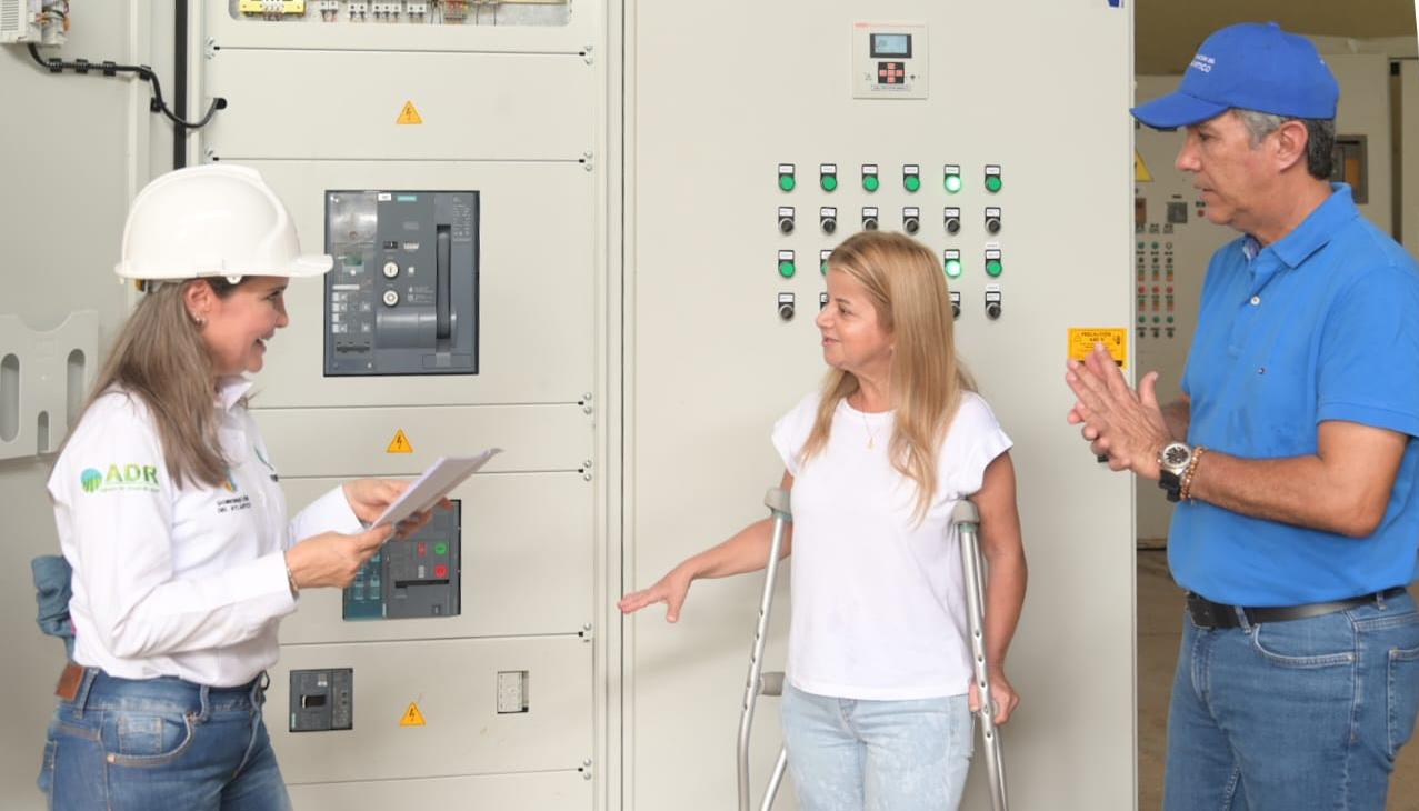 Gobernadora en el nuevo sistema eléctrico del distrito de riego en Repelón.