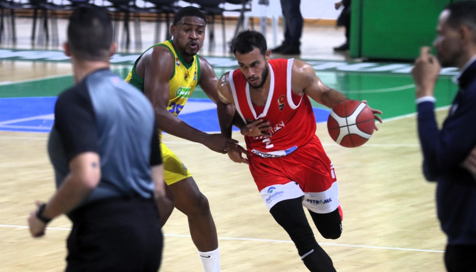 Javier González llevando el balón ante los Cimarrones del Chocó.