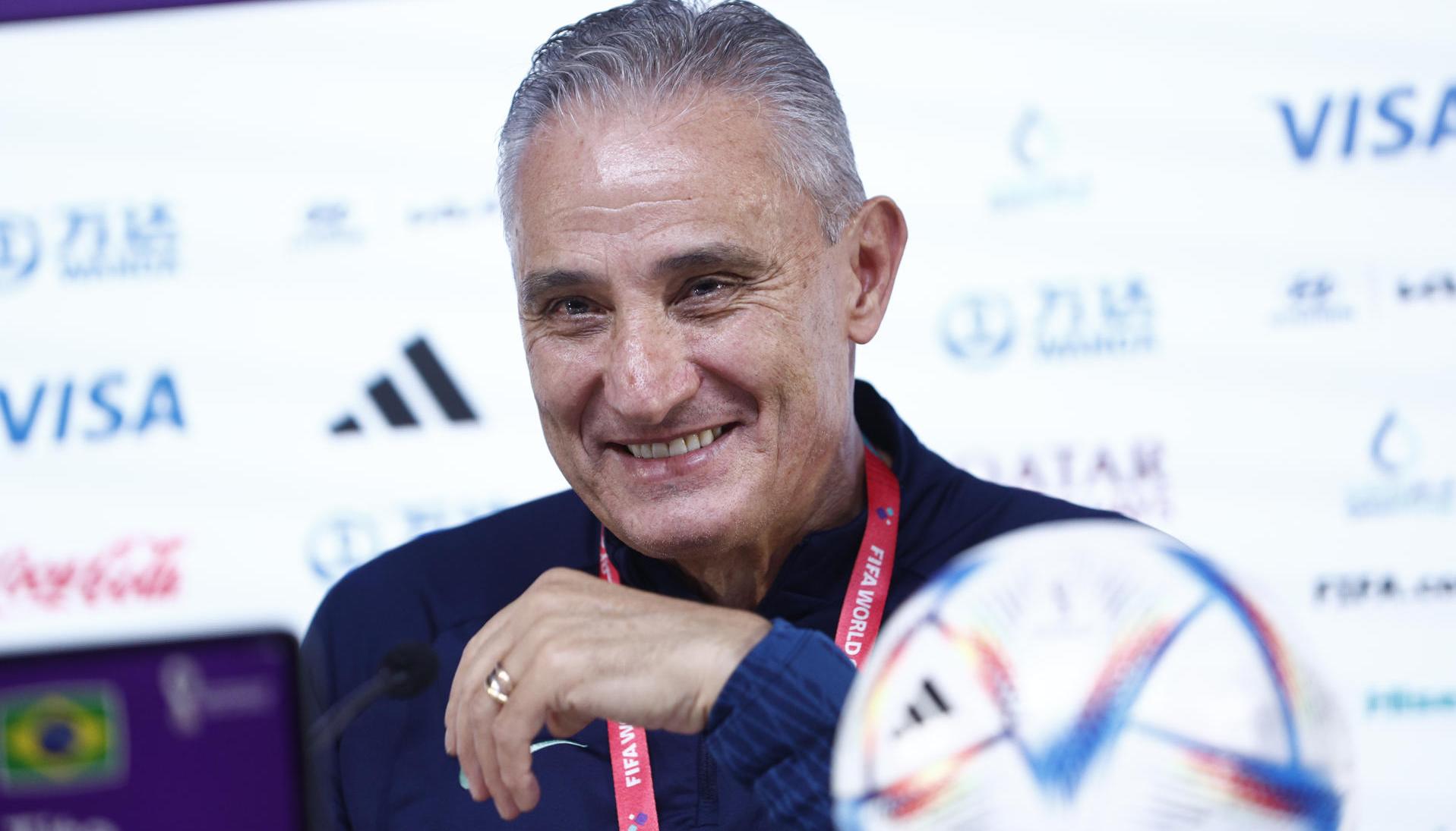 El exseleccionador brasileño Adenor Leonardo Bachi 'Tite' en rueda de prensa.