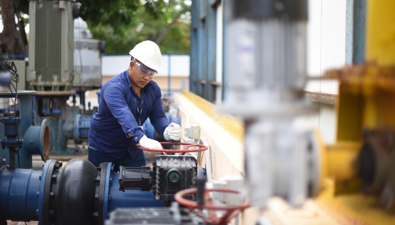 Operarios de Triple A en sus labores.