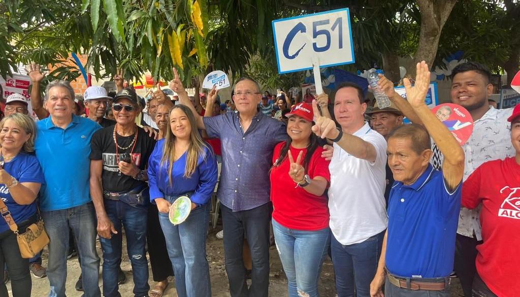 El diputado Federico Ucrós con el senador Efraín Cepeda y varios de sus seguidores.