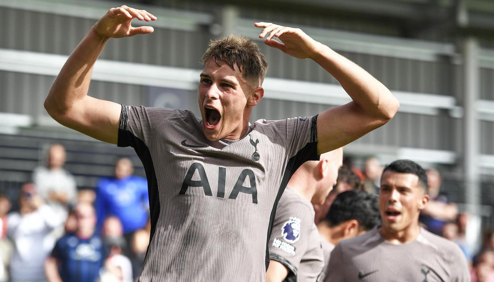 Micky van de Ven celebra marcar el único gol ante el Luton Town.