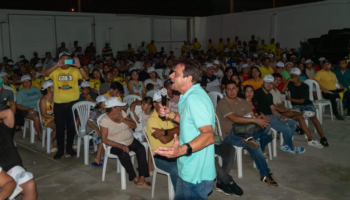 El candidato Alfredo Varela durante una reunión en Soledad.