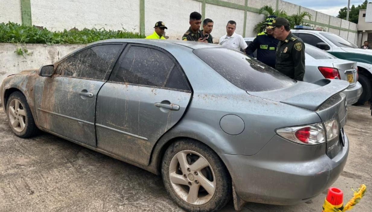 Vehículo Mazda 6 blindado abandonado por los secuestradores. 