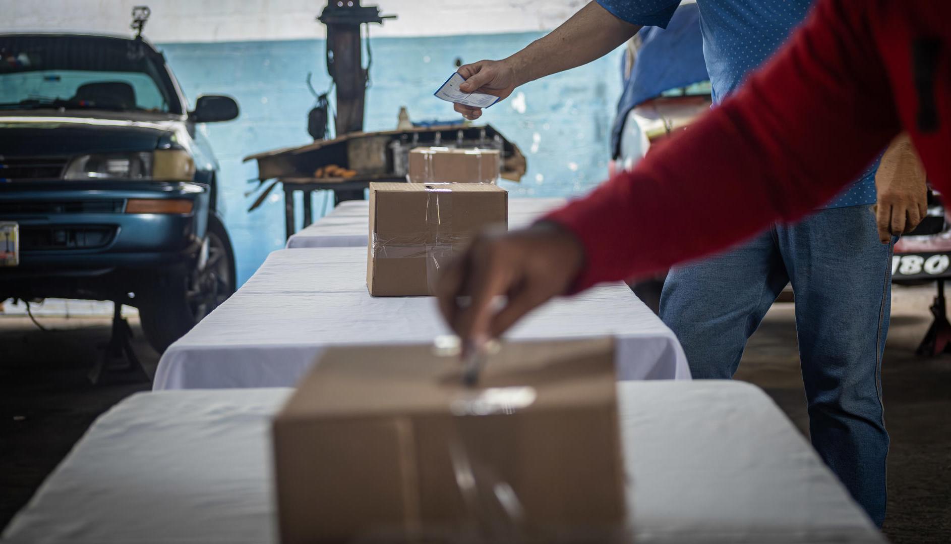 Ciudadanos asisten a votar faltando poco tiempo para el cierre de las mesas.