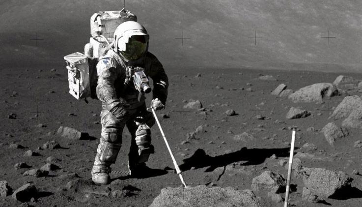 El astronauta del Apolo 17 Harrison Schmitt en 1972, cubierto de polvo lunar.