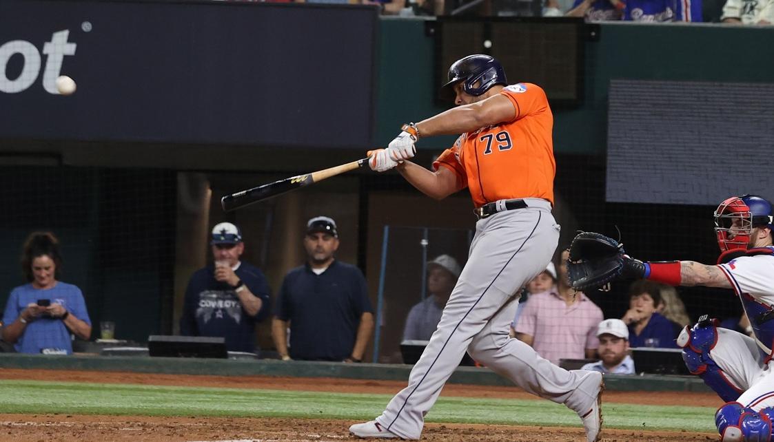 El cubano José Abreu despachó un cuadrangular de tres carreras para los Astros, en la cuarta entrada. 